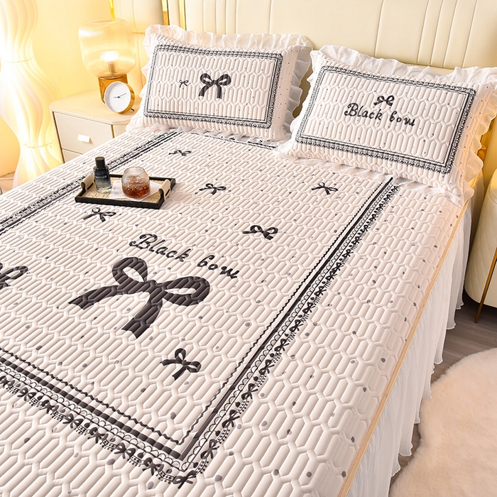 91家纺网 家纺一手货源 找家纺 炫拼家纺 2025新款凉感丝印花床裙款乳胶凉席三件套 可可少女