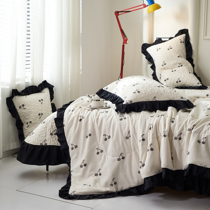 91家纺网 家纺一手货源 找家纺 蝶帕家纺 2025新款法式赫本风韩版花边床盖款夏被四件套 美味樱桃