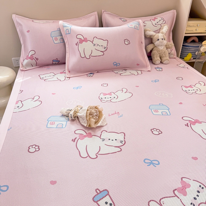 91家纺网 家纺一手货源 找家纺 2025新款懒猫600D数码印花冰藤凉席 奶茶猫咪