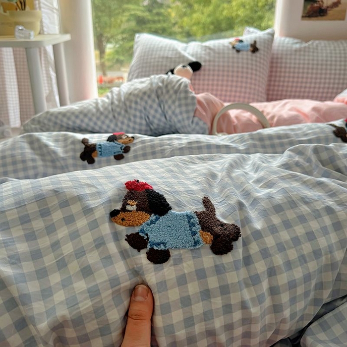 91家纺网 家纺一手货源 找家纺 耀达家居 2025新款A类水洗棉毛巾绣四件套 蓝格腊肠狗