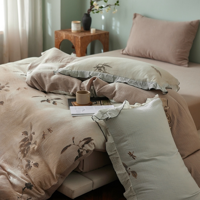 91家纺网 家纺一手货源 找家纺 安莱生活 2025新款全棉精梳棉双层纱绉纱数码印花四件套 烟雨江南-咖