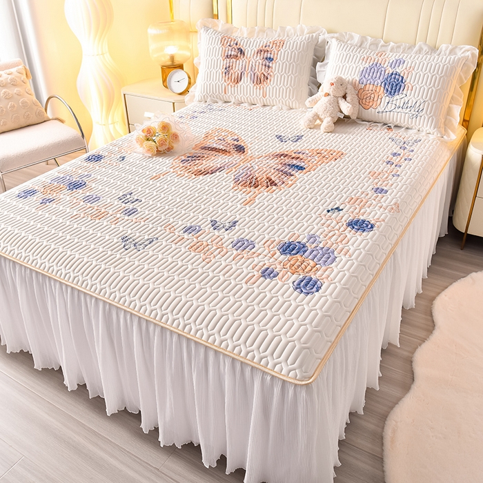 91家纺网 家纺一手货源 找家纺 炫拼家纺 2025新款凉感丝印花床裙款乳胶凉席三件套 蝶恋