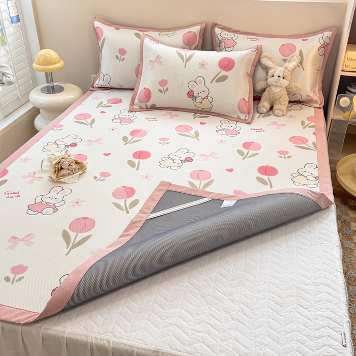 91家纺网 家纺一手货源 找家纺 2025新款懒猫600D数码印花冰藤凉席 花朵粉兔