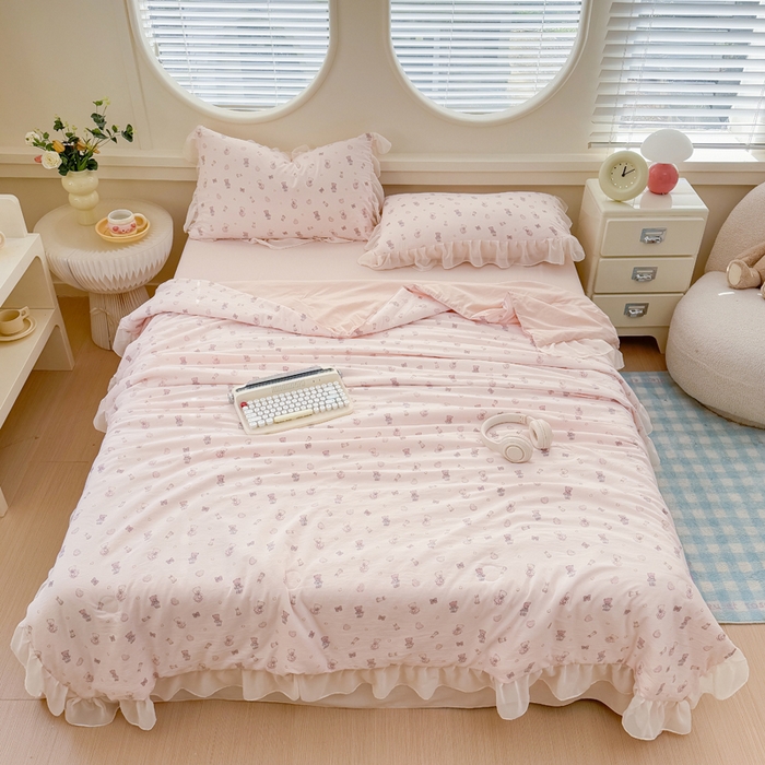 91家纺网 家纺一手货源 找家纺 苏拉家居 2025新款雪纺花边云感提花针织双层纱四件套 宠你