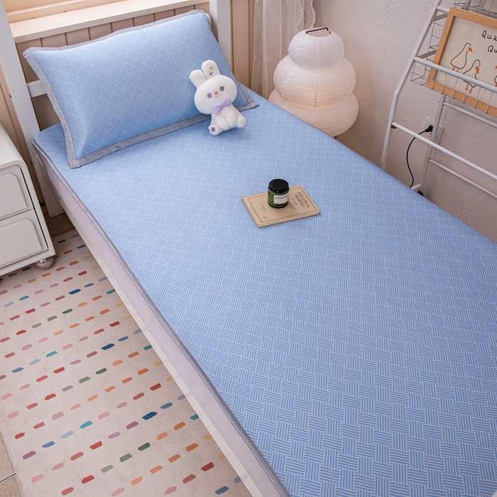 91家纺网 家纺一手货源 找家纺 凌云家纺  2025新款提花凉感冰丝席床笠款三明治凉席三件套 菱格-蓝