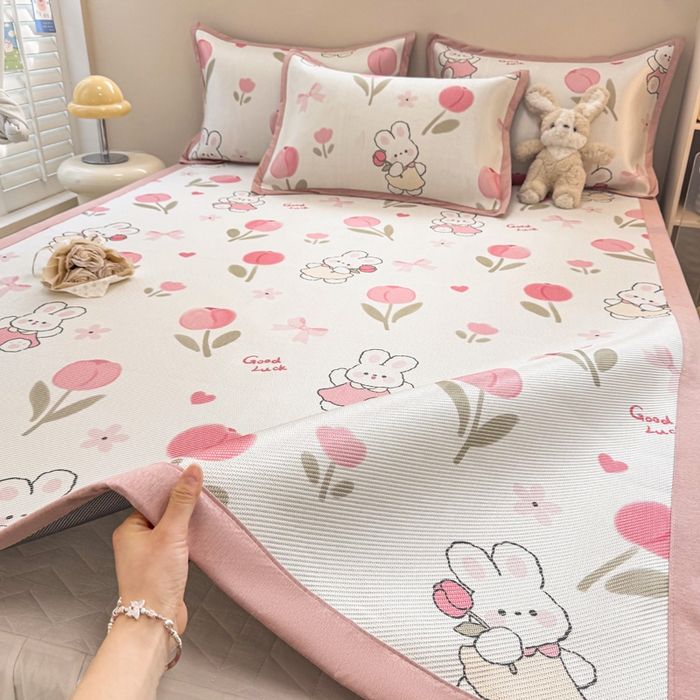 91家纺网 家纺一手货源 找家纺 2025新款懒猫600D数码印花冰藤凉席 花朵粉兔