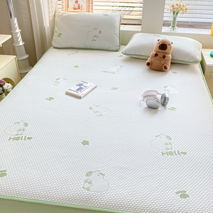 91家纺网 家纺一手货源 找家纺 春寻家纺 2025新款冰豆豆冰丝凉席-卡皮巴拉系列 床笠款-卡皮巴拉-绿