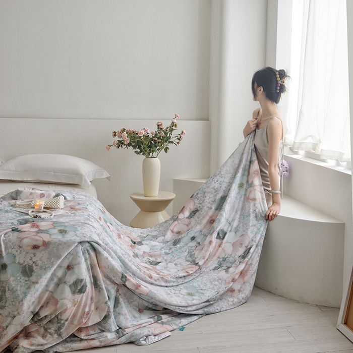 91家纺网 家纺一手货源 找家纺 梦恬佳 2025新款印花凉感丝夏凉被 花影