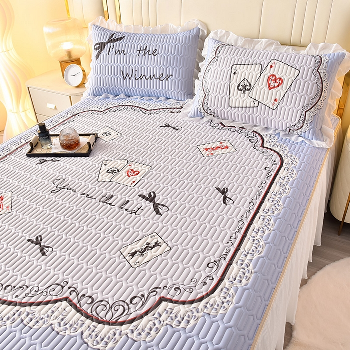 91家纺网 家纺一手货源 找家纺 炫拼家纺 2025新款凉感丝印花床裙款乳胶凉席三件套 雅典娜