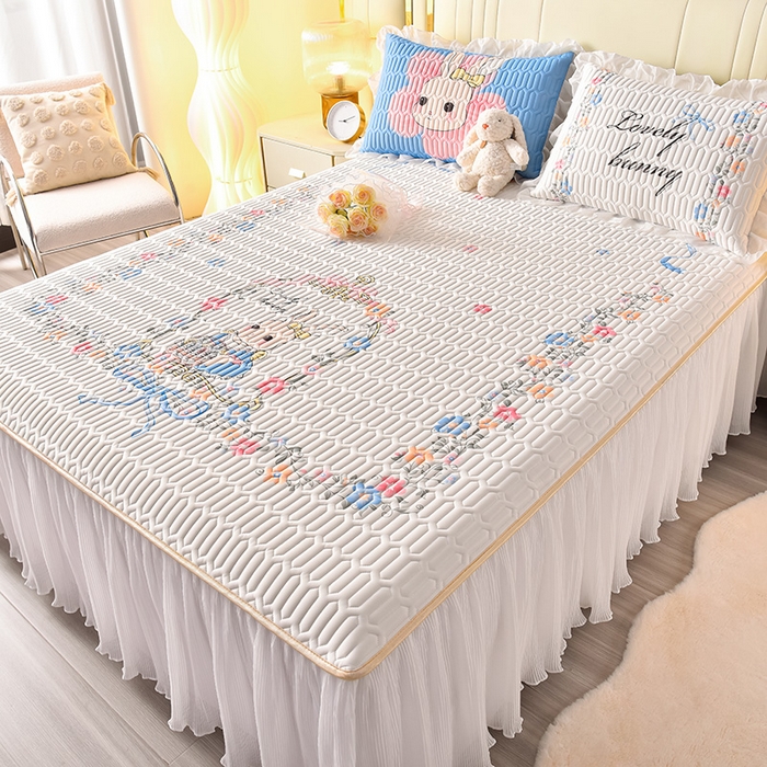 91家纺网 家纺一手货源 找家纺 炫拼家纺 2025新款凉感丝印花床裙款乳胶凉席三件套 彼得花园