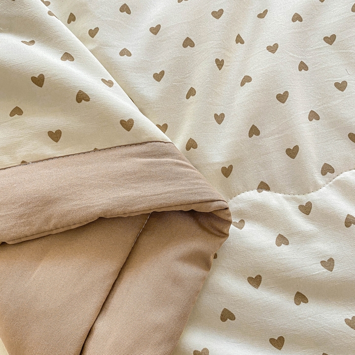 91家纺网 家纺一手货源 找家纺 2025新款直播热款A类针织棉双层纱床盖款夏被四件套 小心心咖