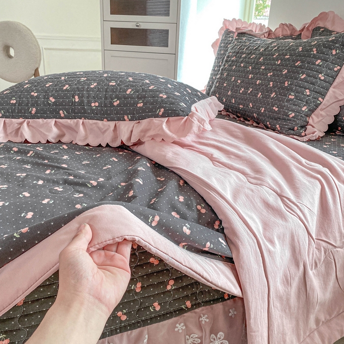 91家纺网 家纺一手货源 找家纺 2025新款直播热款A类针织棉双层纱床盖款夏被四件套 樱桃