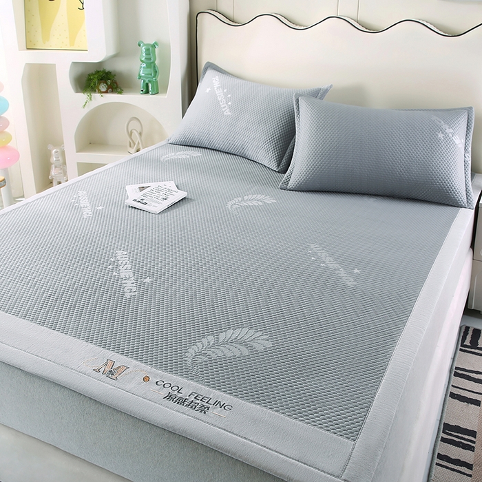 91家纺网 家纺一手货源 找家纺 尚品凤凰 2025新款小清新凉感超柔冰豆席凉席平铺款床笠款 飘羽-灰