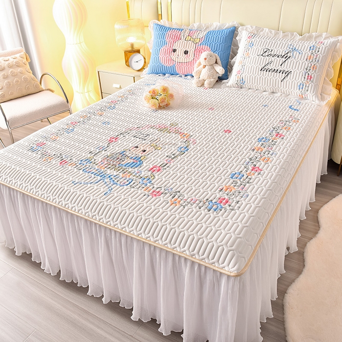 91家纺网 家纺一手货源 找家纺 炫拼家纺 2025新款凉感丝印花床裙款乳胶凉席三件套 彼得花园