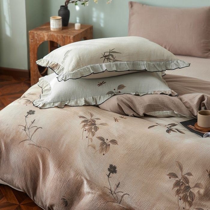 91家纺网 家纺一手货源 找家纺 安莱生活 2025新款全棉精梳棉双层纱绉纱数码印花四件套 烟雨江南-咖