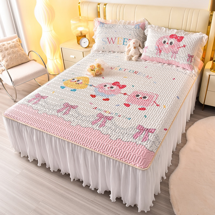 91家纺网 家纺一手货源 找家纺 炫拼家纺 2025新款凉感丝印花床裙款乳胶凉席三件套 甜心派