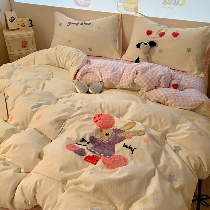 91家纺网 家纺一手货源 找家纺 2025新款专版高克重超萌卡通格子双拼毛巾绣软糯糯水洗棉四件套（场景二） 星星兔