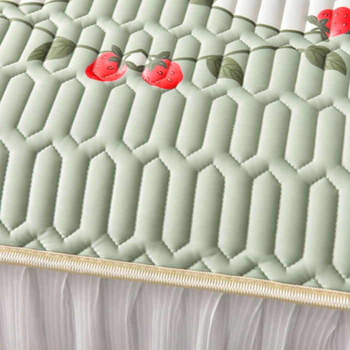 91家纺网 家纺一手货源 找家纺 炫拼家纺 2025新款凉感丝印花床裙款乳胶凉席三件套 草莓园