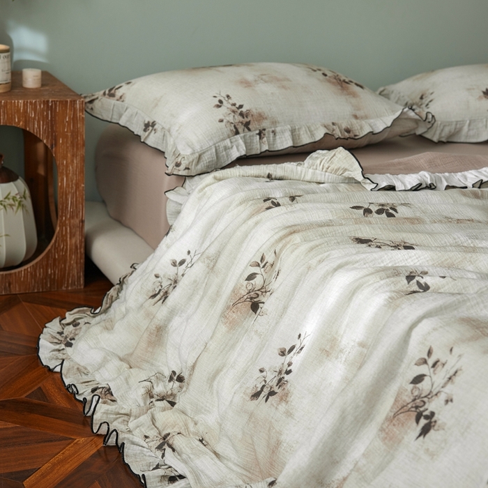 91家纺网 家纺一手货源 找家纺 安莱生活 2025新款全棉精梳棉双层纱绉纱数码印花夏凉被 云屿间-咖  夏被