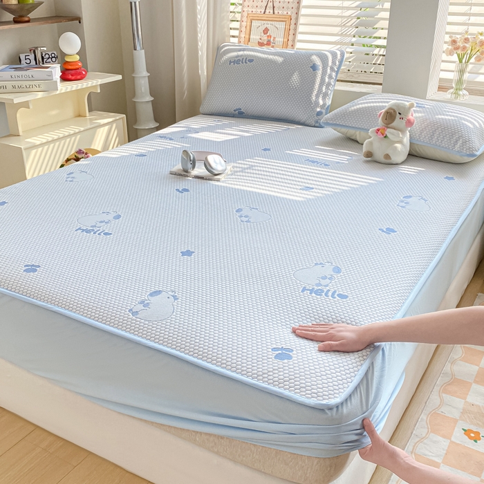 91家纺网 家纺一手货源 找家纺 （总）春寻家纺 2025新款直播爆款卡皮巴拉系列凉豆豆冰丝凉席三件套床单款床笠款可水洗机洗夏季凉感冰豆豆空调席软席子