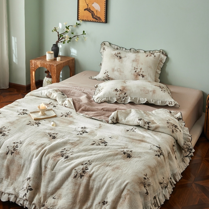 91家纺网 家纺一手货源 找家纺 安莱生活 2025新款全棉精梳棉双层纱绉纱数码印花夏凉被 云屿间-咖  夏被