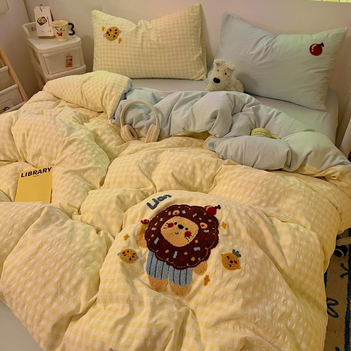 91家纺网 家纺一手货源 找家纺 2025新款专版高克重超萌卡通格子双拼毛巾绣软糯糯水洗棉四件套（场景二） 狮子饼干