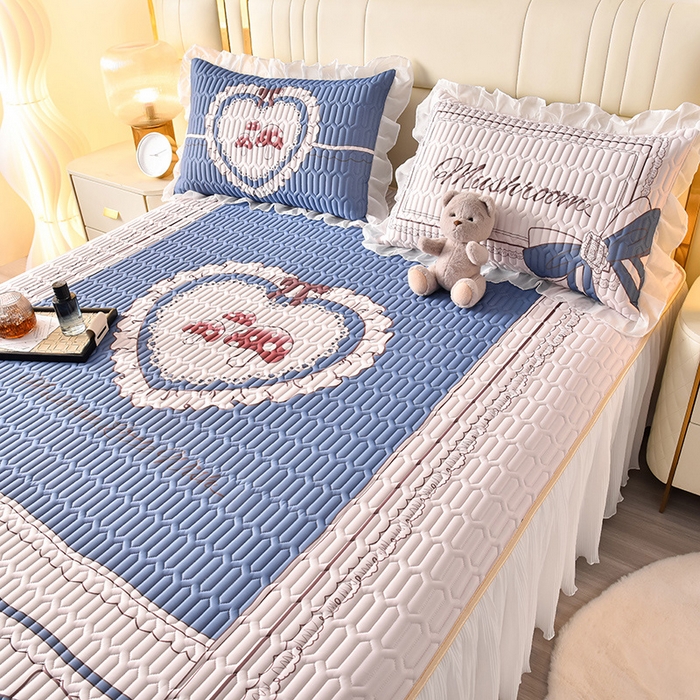 91家纺网 家纺一手货源 找家纺 炫拼家纺 2025新款凉感丝印花床裙款乳胶凉席三件套 倾城之恋