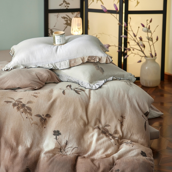 91家纺网 家纺一手货源 找家纺 安莱生活 2025新款全棉精梳棉双层纱绉纱数码印花四件套 烟雨江南-咖