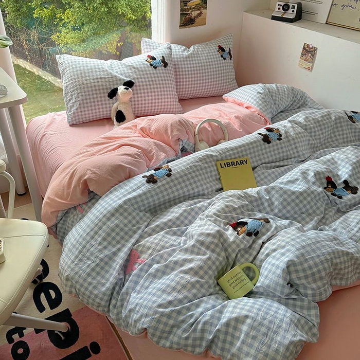 91家纺网 家纺一手货源 找家纺 耀达家居 2025新款A类水洗棉毛巾绣四件套 蓝格腊肠狗