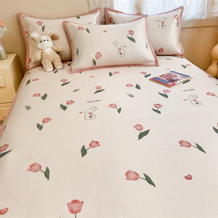 91家纺网 家纺一手货源 找家纺 2025新款懒猫600D数码印花冰藤凉席 花田小兔