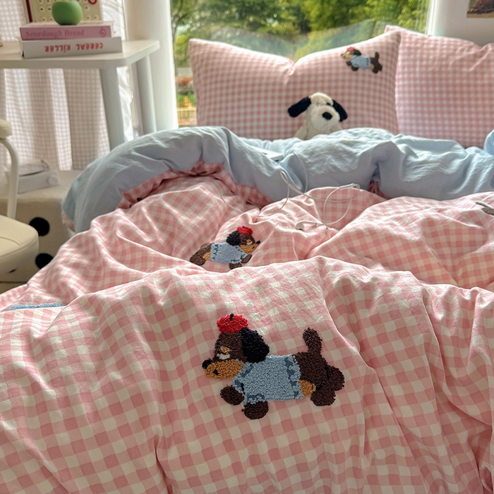 91家纺网 家纺一手货源 找家纺 耀达家居 2025新款A类水洗棉毛巾绣四件套 粉格腊肠狗