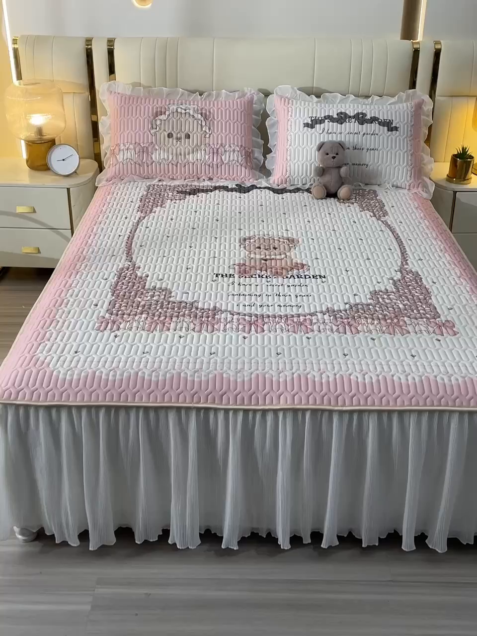 91家纺网 家纺一手货源 找家纺 炫拼家纺 2025新款凉感丝印花床裙款乳胶凉席三件套 爱丽丝小熊