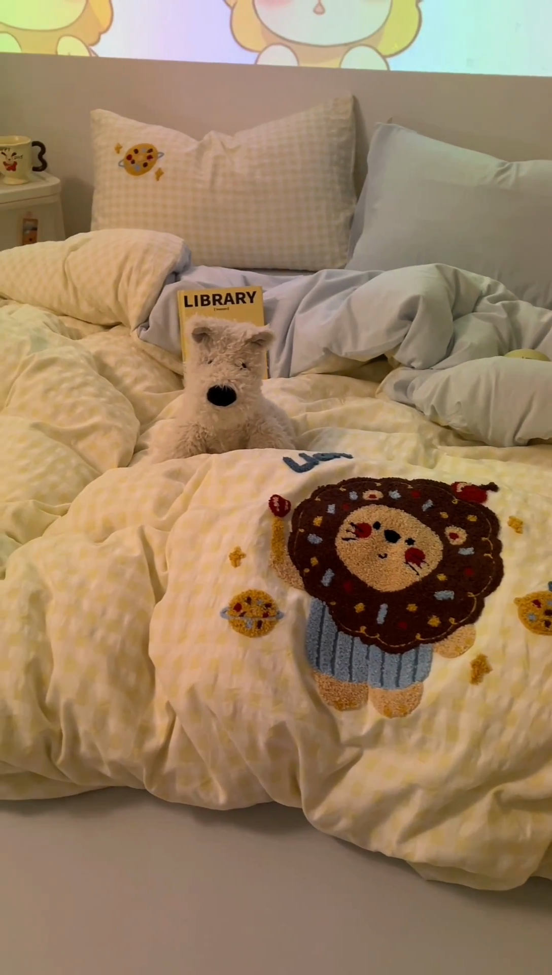 91家纺网 家纺一手货源 找家纺 2025新款专版高克重超萌卡通格子双拼毛巾绣软糯糯水洗棉四件套（场景二） 狮子饼干