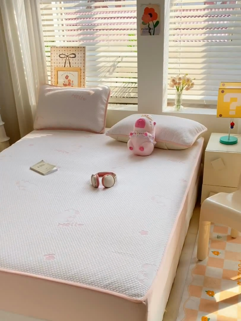 91家纺网 家纺一手货源 找家纺 春寻家纺 2025新款冰豆豆冰丝凉席-卡皮巴拉系列 床笠款-卡皮巴拉-粉