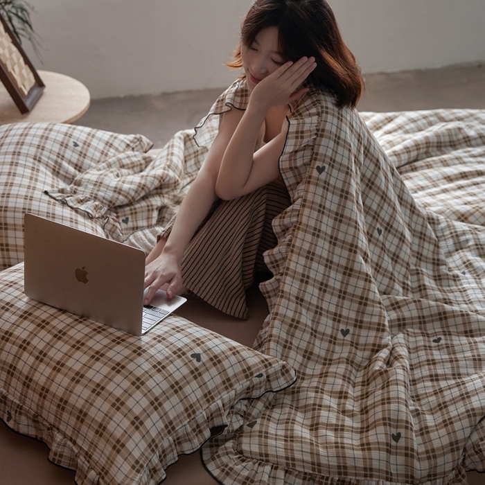 91家纺网 家纺一手货源 找家纺 安莱生活 2025新款全棉精梳棉双层纱绉纱数码印花夏凉被 海派甜心-卡其  夏被