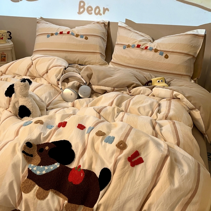 91家纺网 家纺一手货源 找家纺 2025新款专版高克重超萌卡通格子双拼毛巾绣软糯糯水洗棉四件套（场景二） 腊肠狗狗