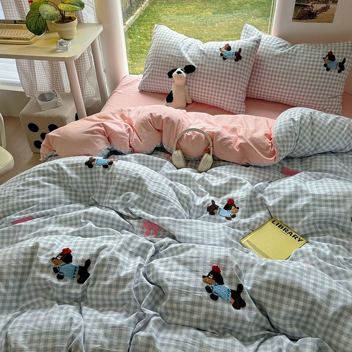 91家纺网 家纺一手货源 找家纺 耀达家居 2025新款A类水洗棉毛巾绣四件套 蓝格腊肠狗