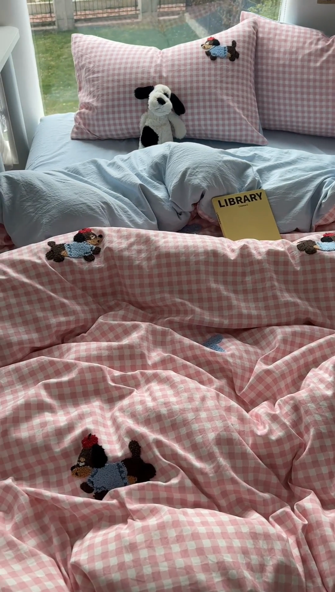 91家纺网 家纺一手货源 找家纺 耀达家居 2025新款A类水洗棉毛巾绣四件套 粉格腊肠狗