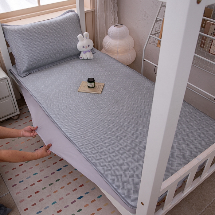 91家纺网 家纺一手货源 找家纺 凌云家纺  2025新款提花凉感冰丝席床笠款三明治凉席三件套 菱格-灰