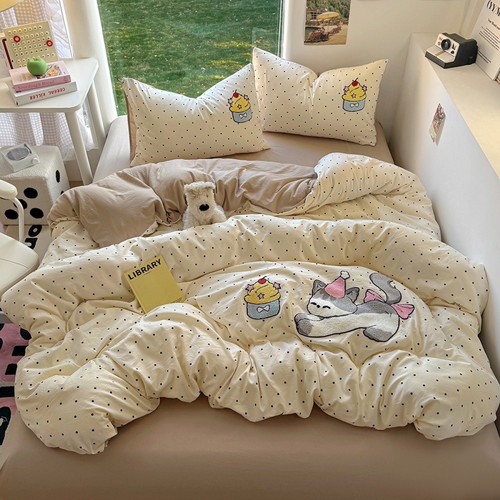 91家纺网 家纺一手货源 找家纺 耀达家居 2025新款A类水洗棉毛巾绣四件套 啵啵奶油猫