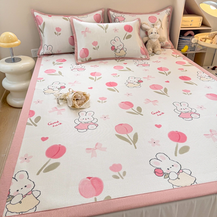 91家纺网 家纺一手货源 找家纺 2025新款懒猫600D数码印花冰藤凉席 花朵粉兔