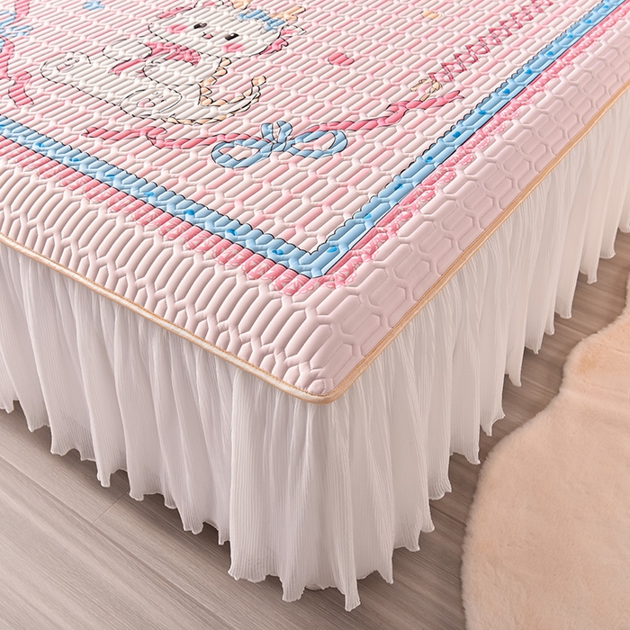 91家纺网 家纺一手货源 找家纺 炫拼家纺 2025新款凉感丝印花床裙款乳胶凉席三件套 美美龙