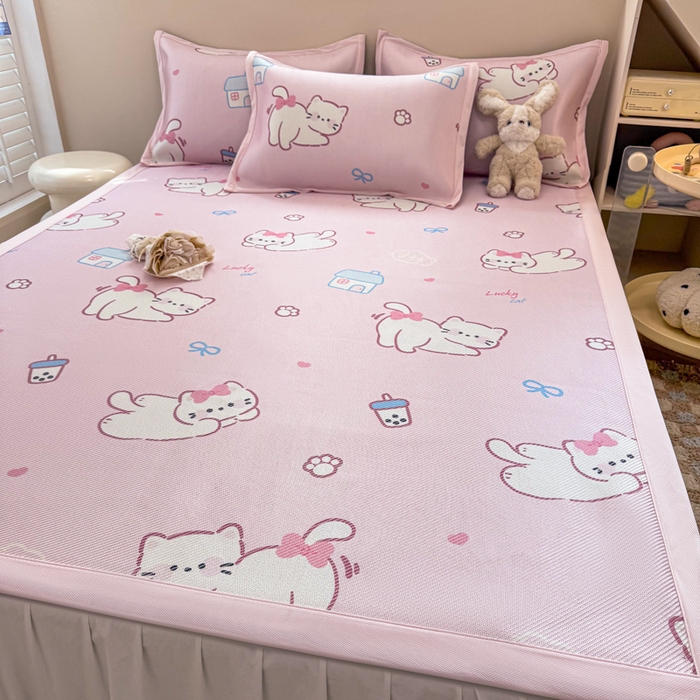 91家纺网 家纺一手货源 找家纺 2025新款懒猫600D数码印花冰藤凉席 奶茶猫咪