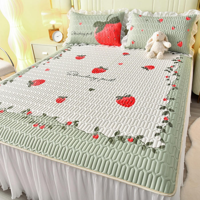 91家纺网 家纺一手货源 找家纺 炫拼家纺 2025新款凉感丝印花床裙款乳胶凉席三件套 草莓园