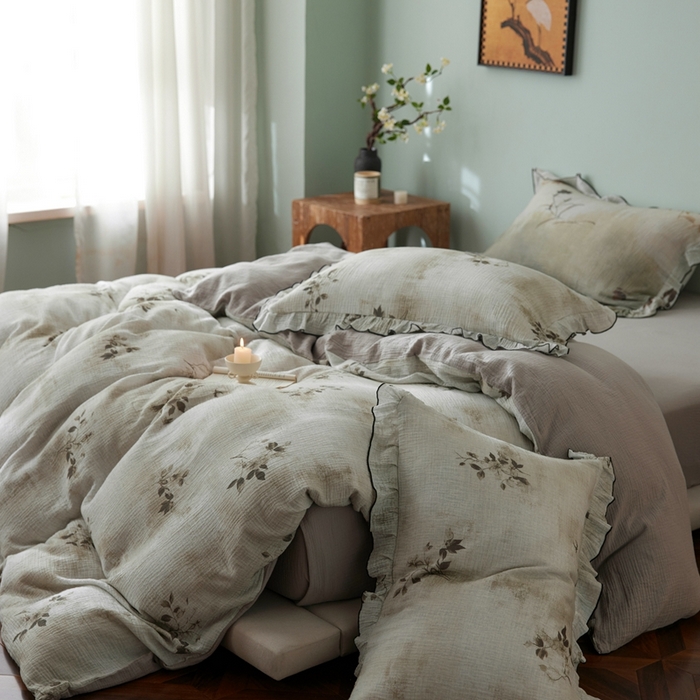 91家纺网 家纺一手货源 找家纺 安莱生活 2025新款全棉精梳棉双层纱绉纱数码印花四件套 云屿间-绿