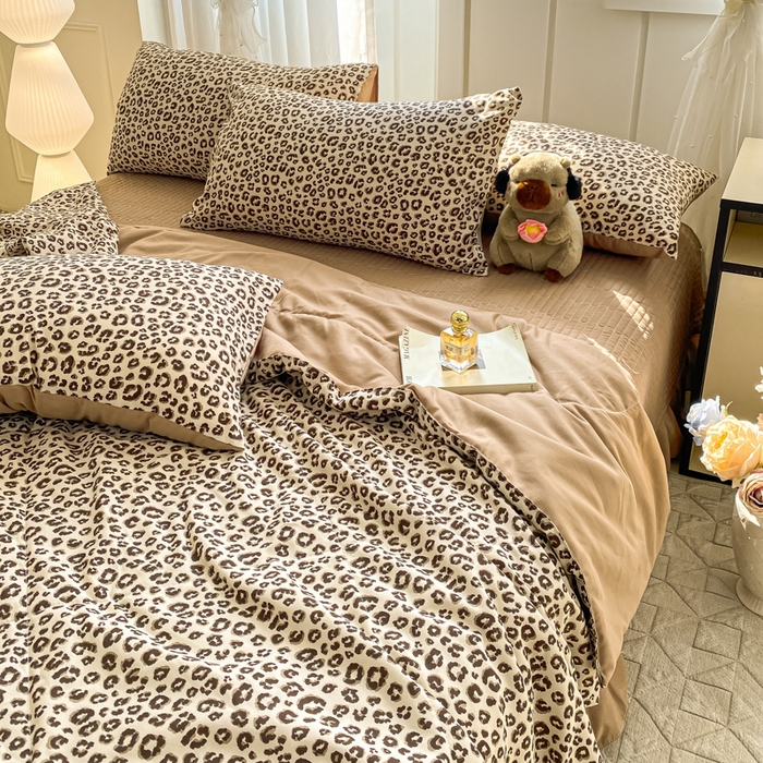 91家纺网 家纺一手货源 找家纺 2025新款针织双层纱夏被床盖四件套单夏被单床盖单品 豹纹风尚