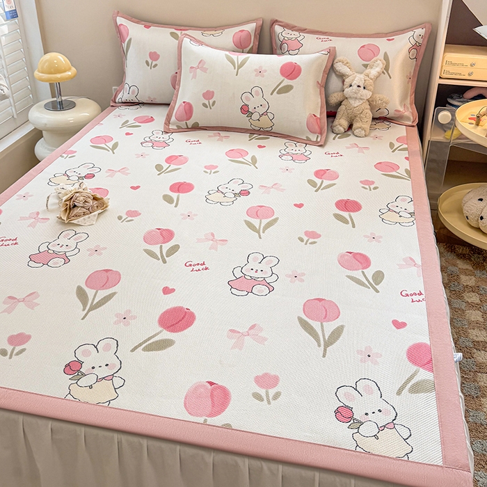 91家纺网 家纺一手货源 找家纺 2025新款懒猫600D数码印花冰藤凉席 花朵粉兔