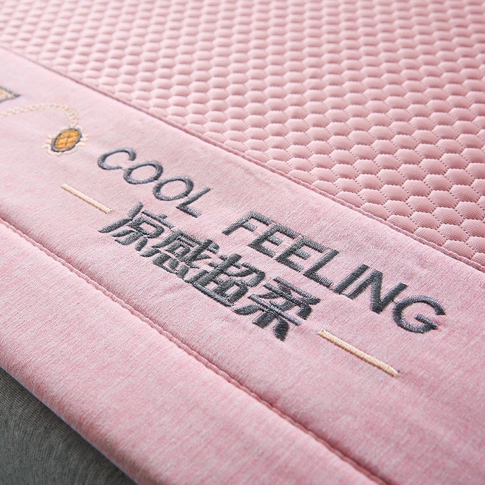 91家纺网 家纺一手货源 找家纺 尚品凤凰 2025新款小清新凉感超柔冰豆席凉席平铺款床笠款 飘羽-粉