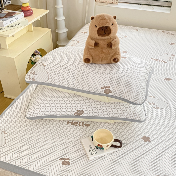 91家纺网 家纺一手货源 找家纺 春寻家纺 2025新款冰豆豆冰丝凉席-卡皮巴拉系列 床单款-卡皮巴拉-咖