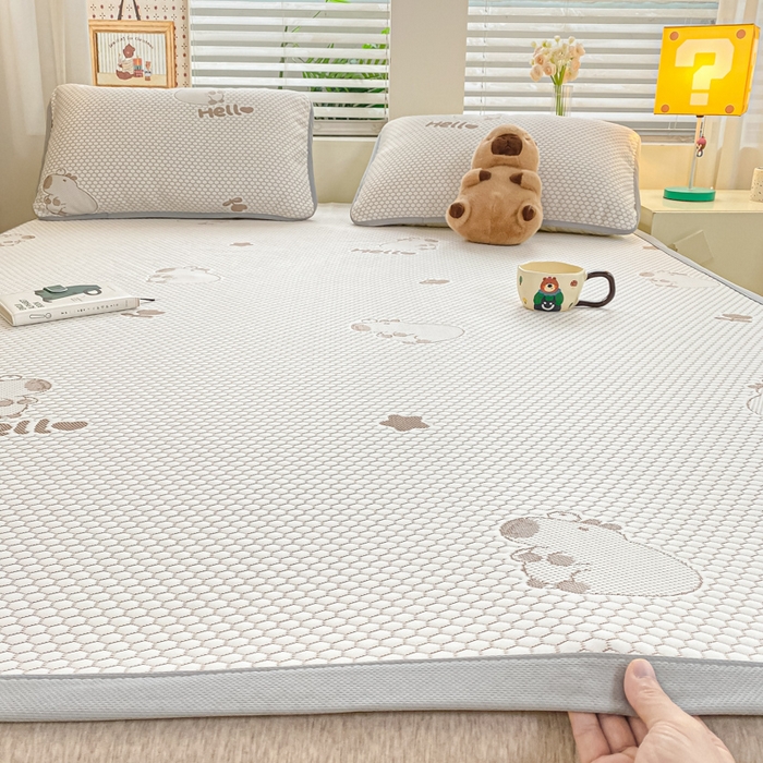 91家纺网 家纺一手货源 找家纺 春寻家纺 2025新款冰豆豆冰丝凉席-卡皮巴拉系列 床单款-卡皮巴拉-咖